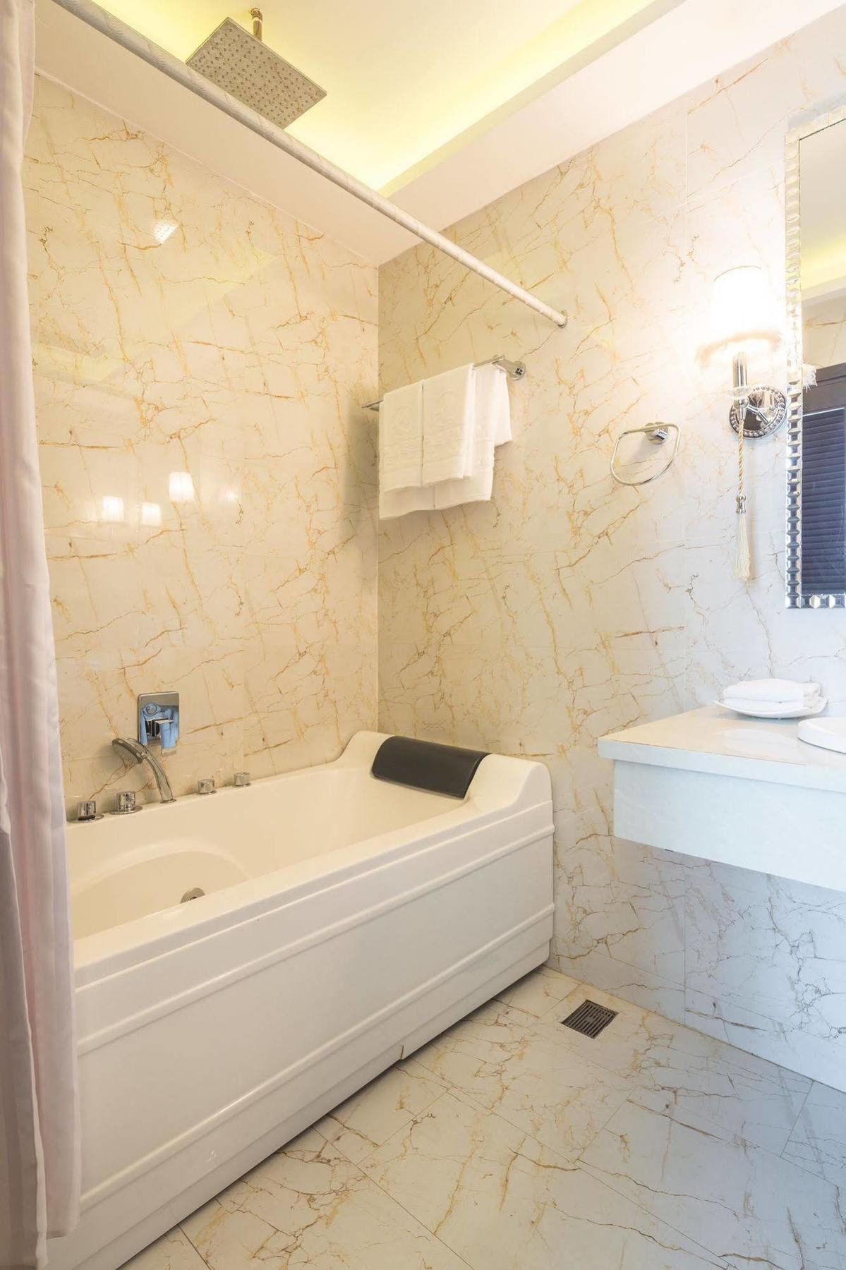 A&Em Hai Ba Trung Hotel Хошимин Екстериор снимка